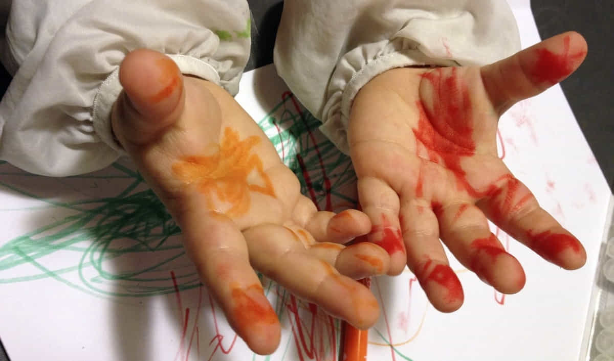 manos de niño pintadas
